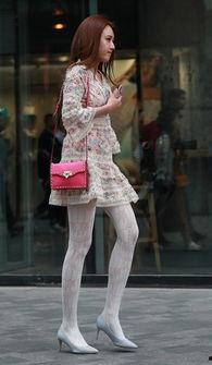 裙子配丝袜,展现女性优雅魅力