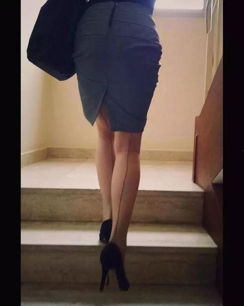 女人脱丝袜,女性脱袜瞬间，尽显优雅魅力